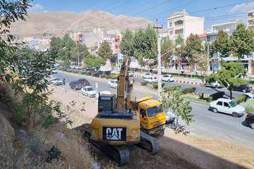 اجرای عملیات خاکبرداری و احداث دیوار حائل بلوار 12 فروردین محله بابان (1/19)
در راستای ایمن سازی ترانشه ناپایدار و ساماندهی معاب